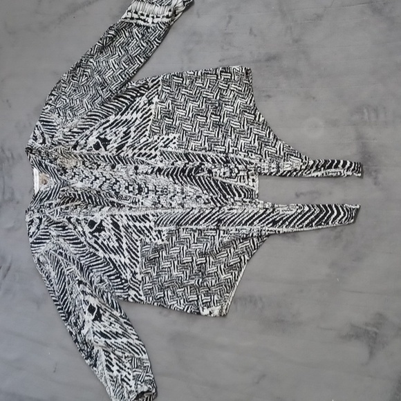 PETER NYGARD black & white cold-shoulder blouse. Button close. Size 6. NWT - Picture 10 of 16